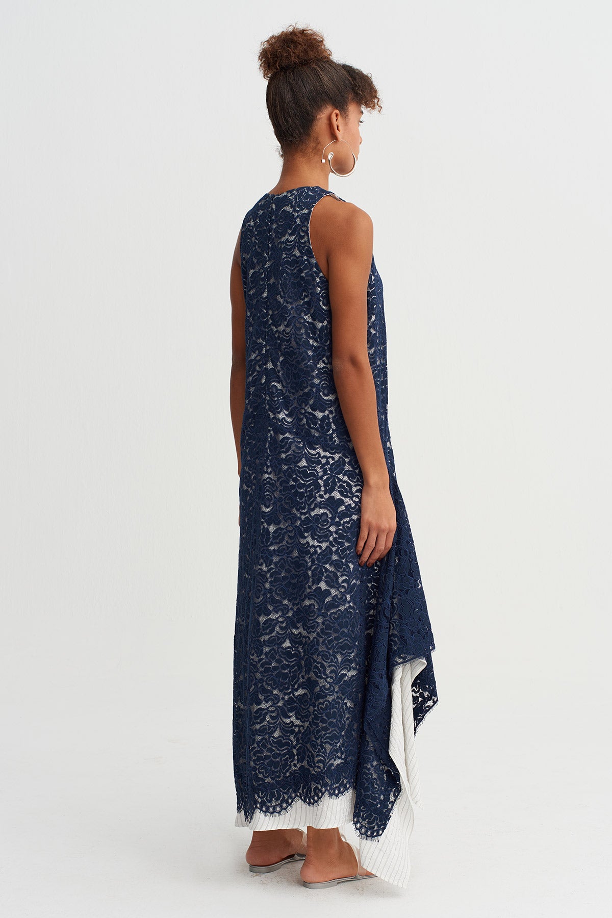 فستان دانتيل بتنورة غير متماثلة باللون النيلي - Y264014063