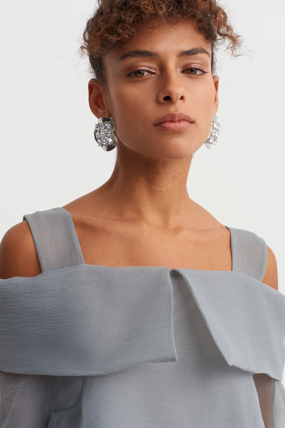 فستان شيفون متعدد الطبقات بلون أخضر داكن مكشوف الكتفين - Y264014064