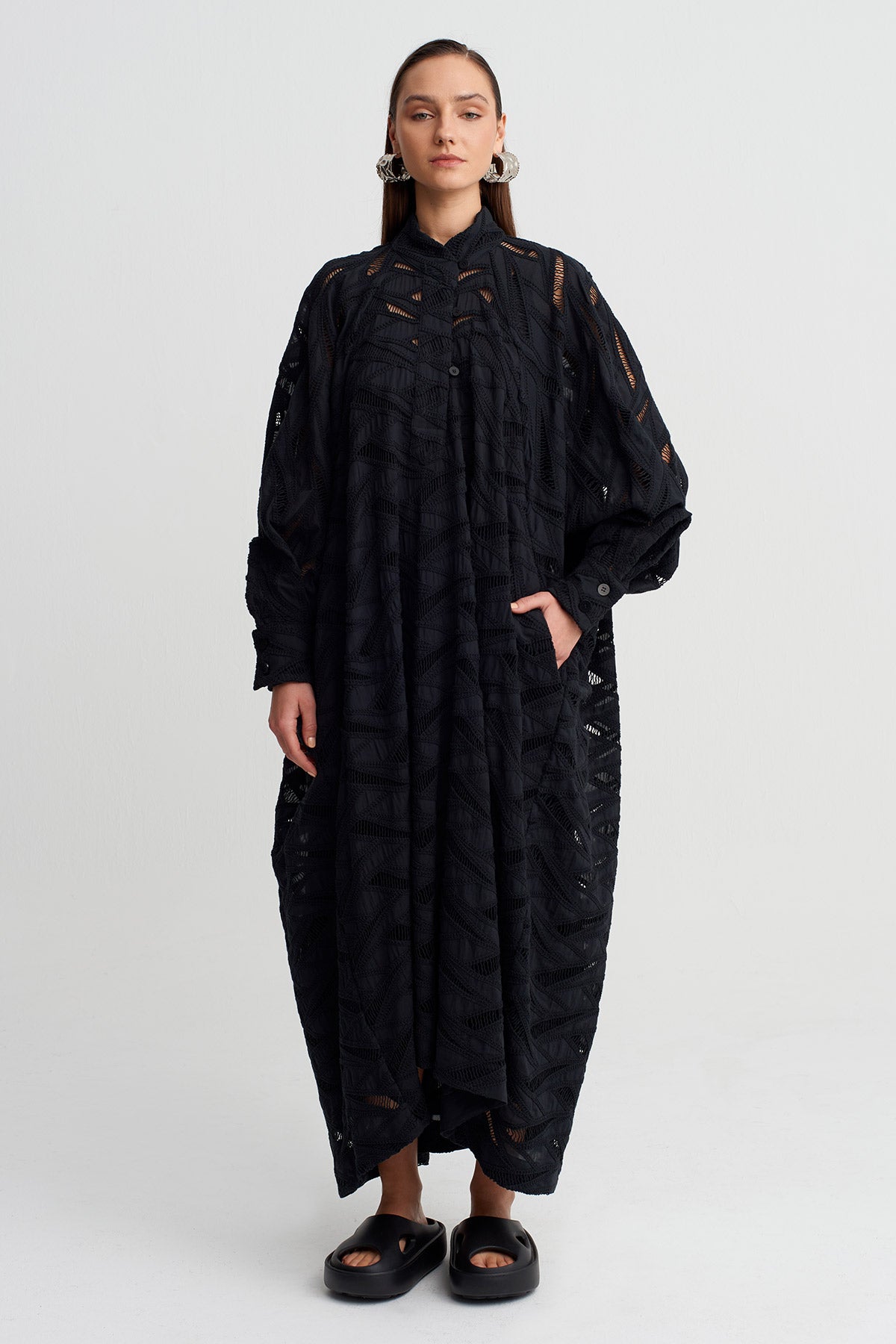 فستان أسود من الدانتيل المزخرف - Y264014071