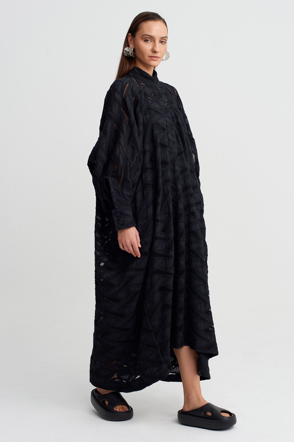 فستان أسود من الدانتيل المزخرف - Y264014071