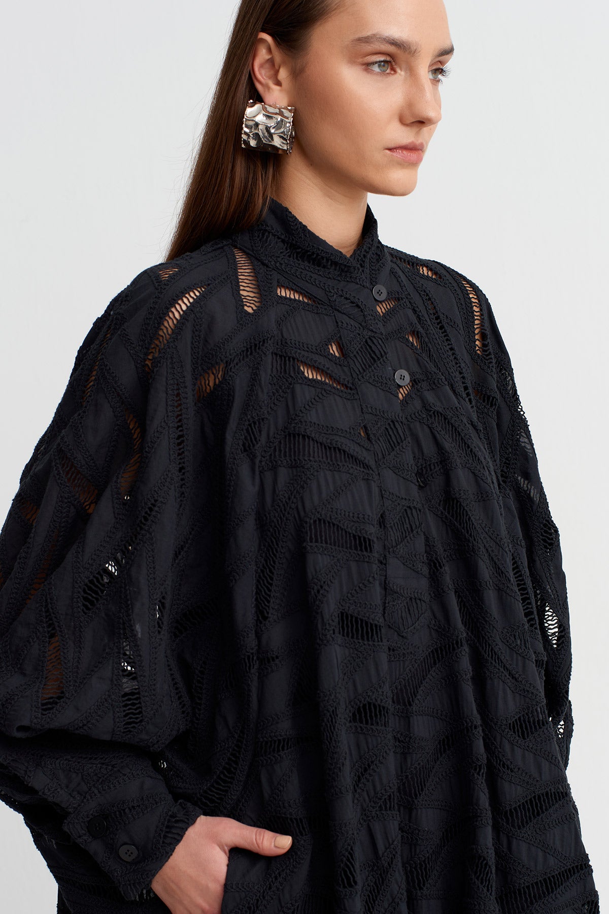 فستان أسود من الدانتيل المزخرف - Y264014071