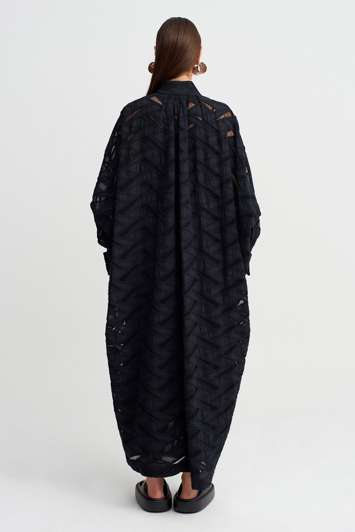 فستان أسود من الدانتيل المزخرف - Y264014071