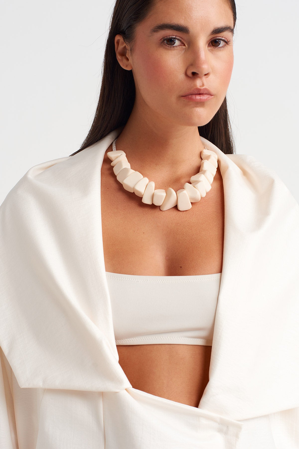 جاكيت أوف وايت ذو ياقة منحوتة متعددة الطبقات - Y265015009