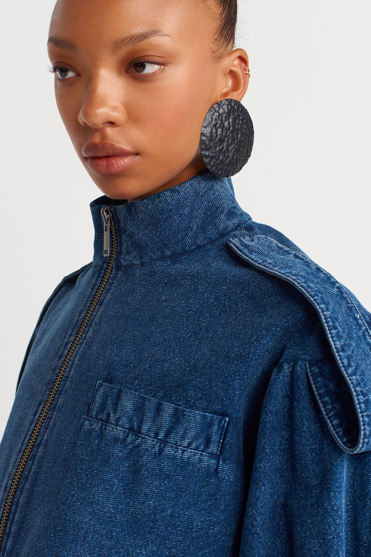 جاكيت جينز قصير بلون النيلي - Y265015011