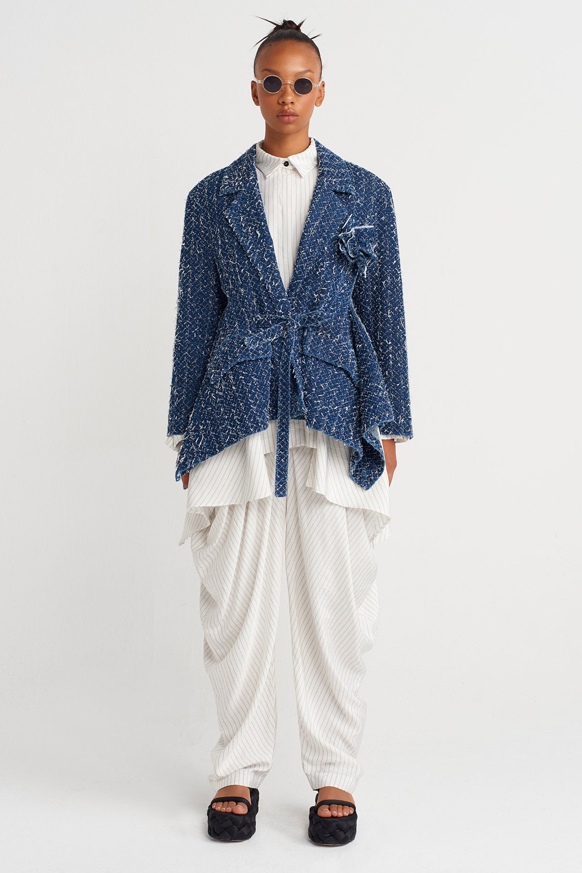 جاكيت جينز أزرق داكن ممزق ومحكم الملمس - Y265015012