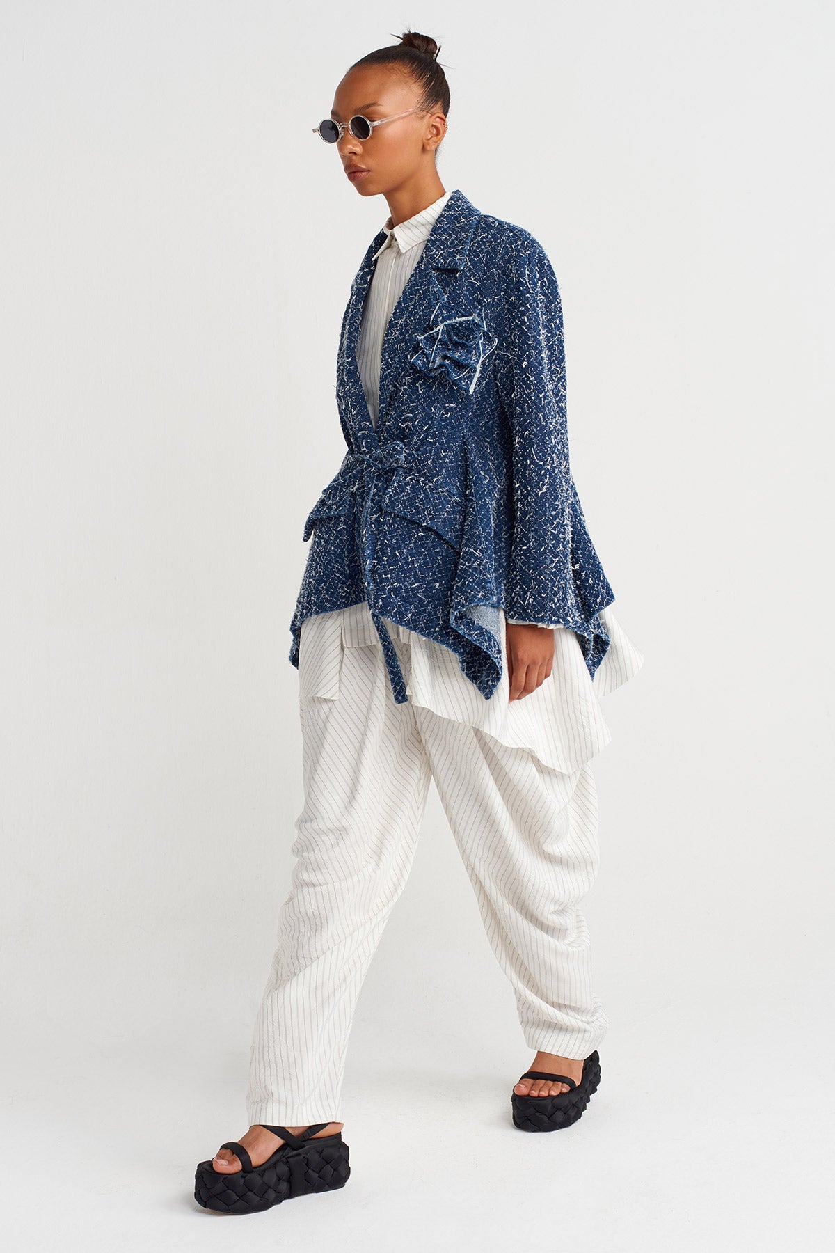 جاكيت جينز أزرق داكن ممزق ومحكم الملمس - Y265015012