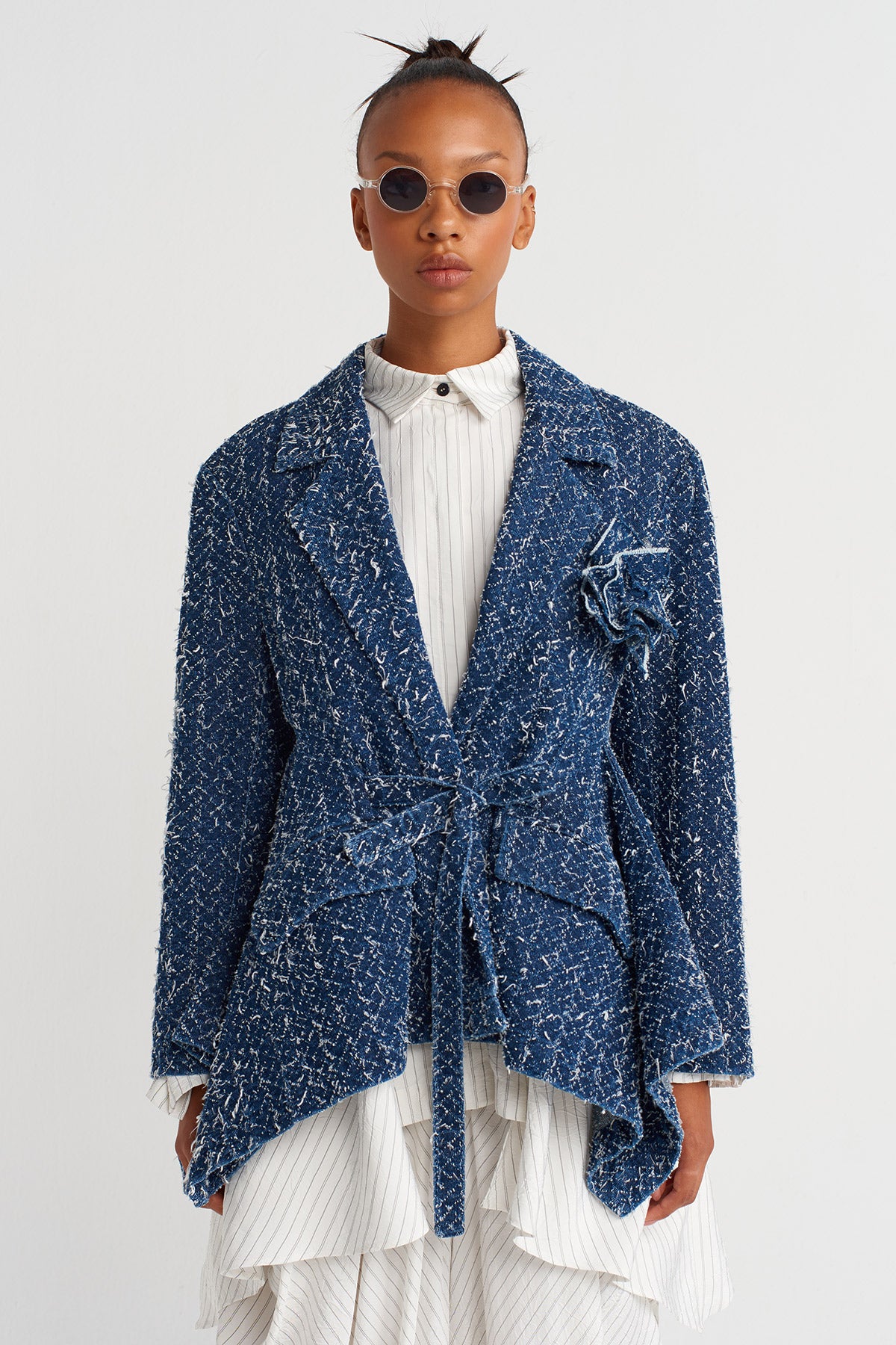 جاكيت جينز أزرق داكن ممزق ومحكم الملمس - Y265015012