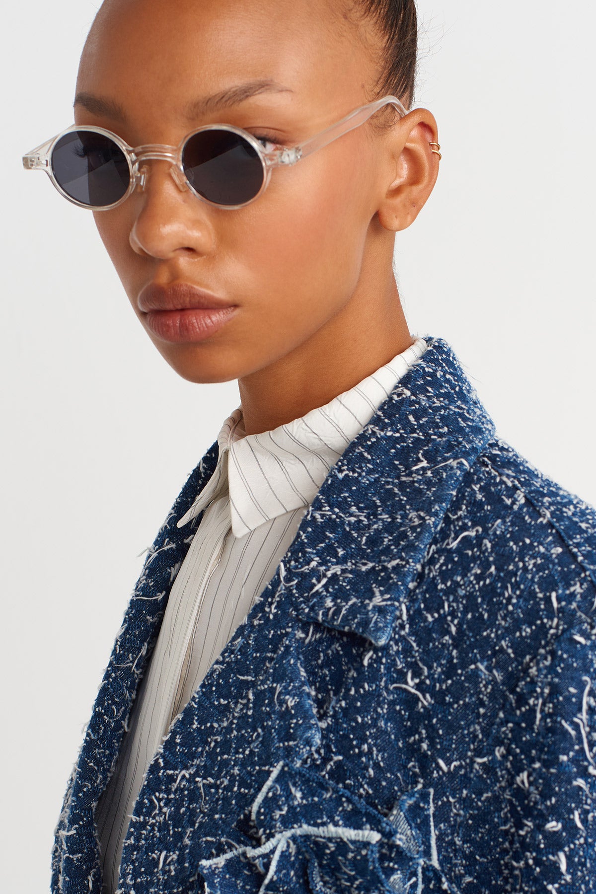 جاكيت جينز أزرق داكن ممزق ومحكم الملمس - Y265015012