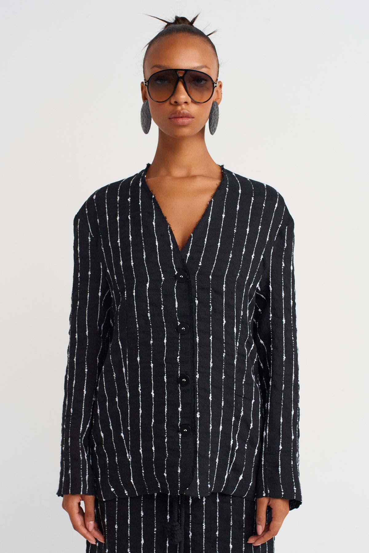 جاكيت أسود مخطط بنقشة مميزة - Y265015013