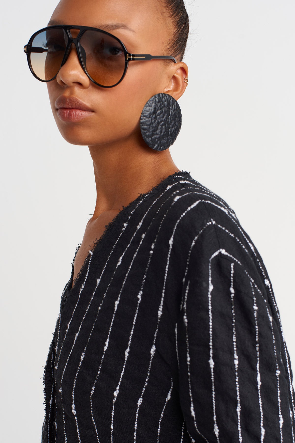 جاكيت أسود مخطط بنقشة مميزة - Y265015013