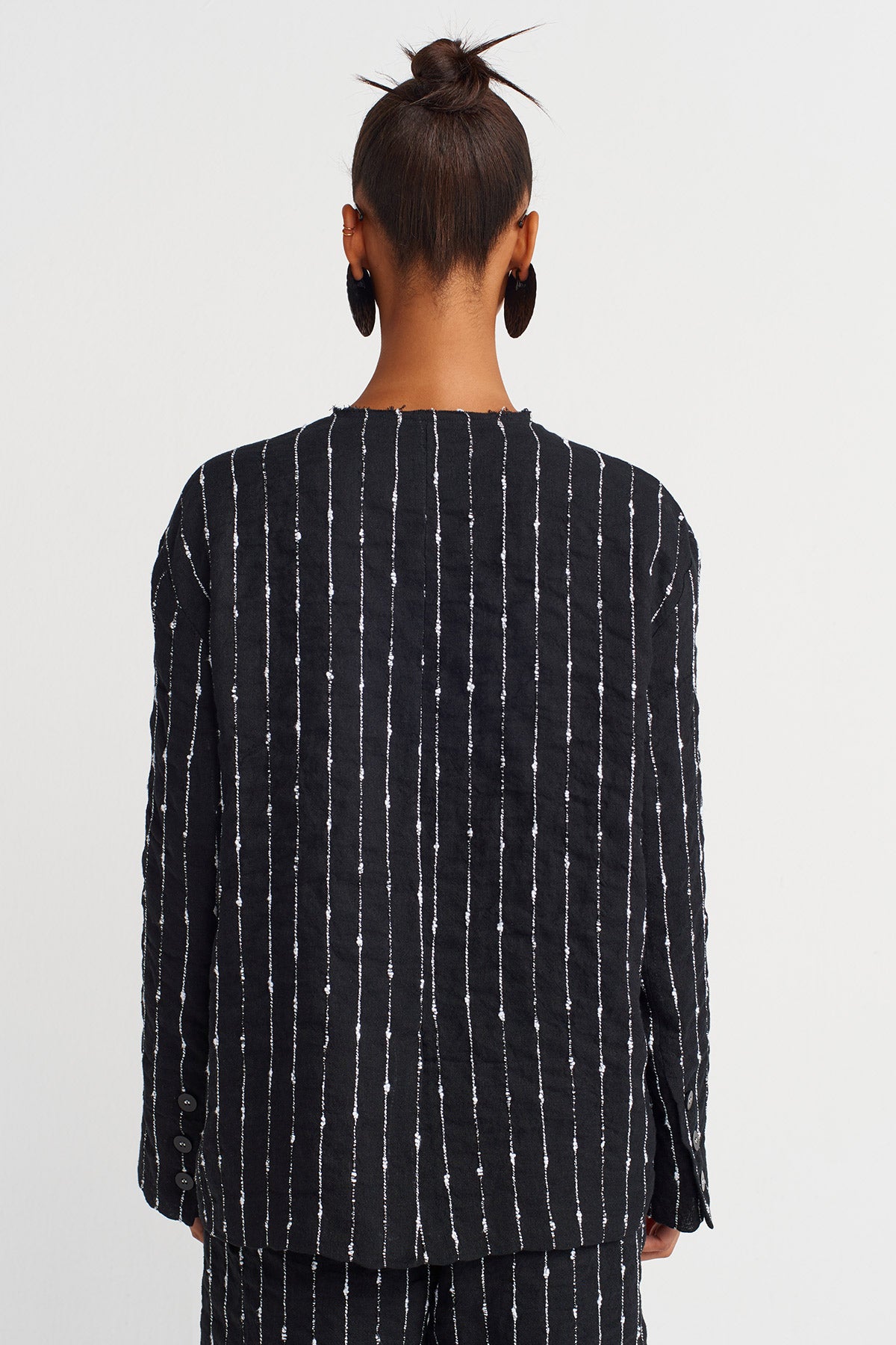 جاكيت أسود مخطط بنقشة مميزة - Y265015013