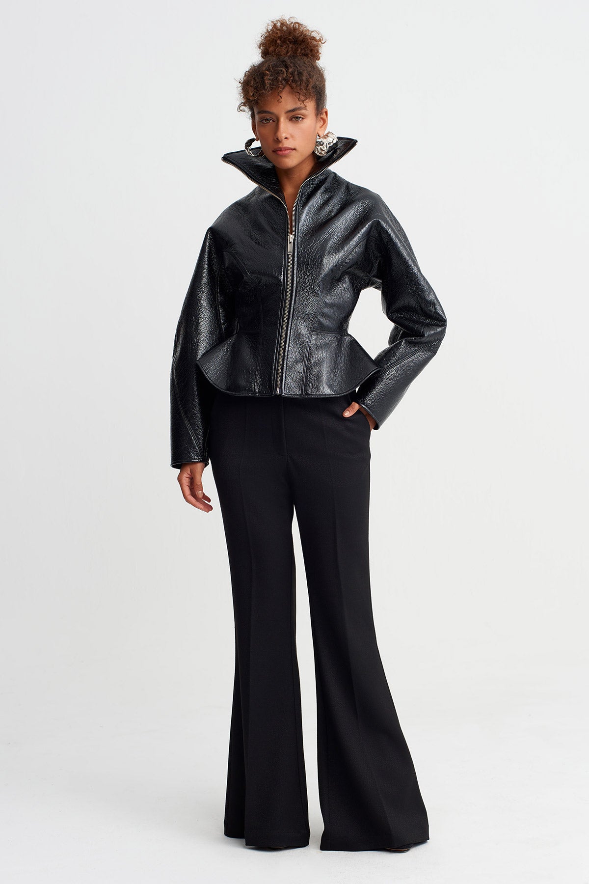 Siyah Dik Yaka Bele Oturan Parlak Ceket.-Y265015018