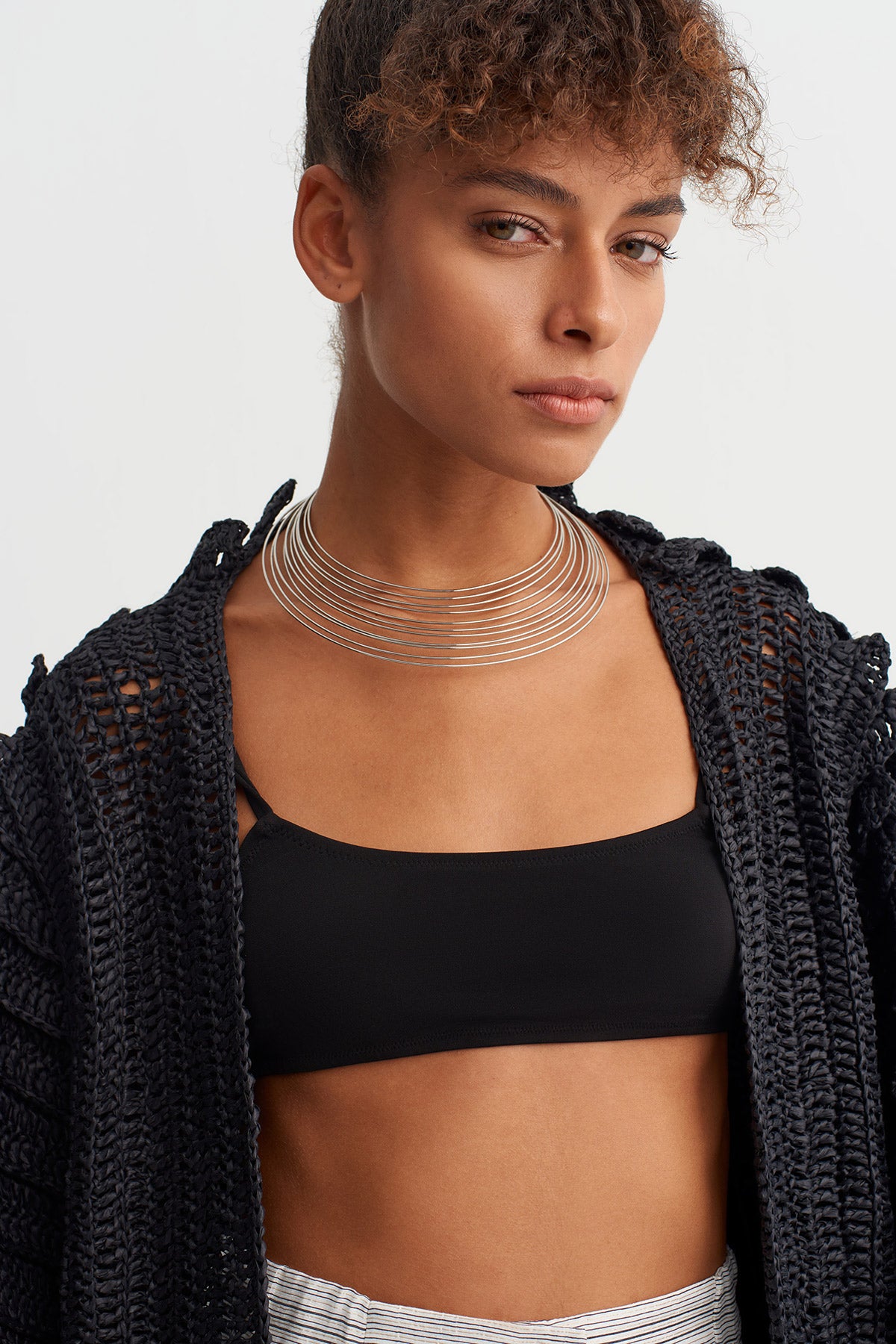 جاكيت طويل أسود محبوك يدويًا - Y265015022