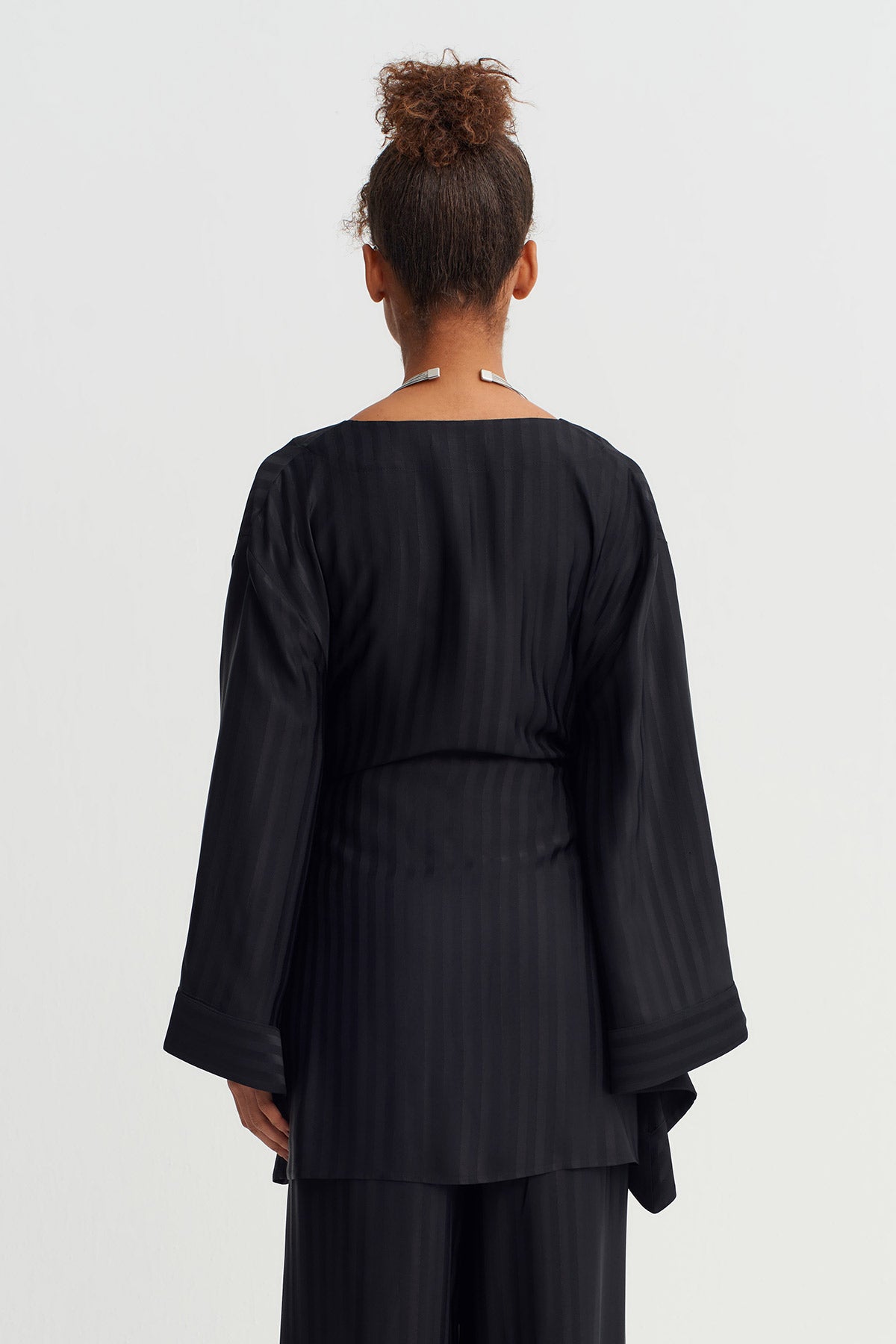 Siyah Tona Ton Çizgili Kuşaklı Kimono-Y265015040