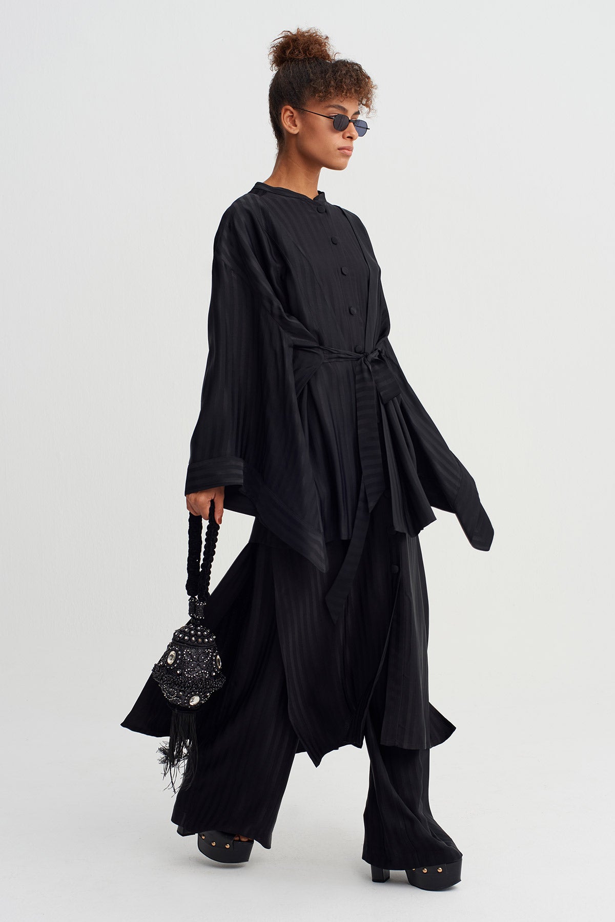 Siyah Tona Ton Çizgili Kuşaklı Kimono-Y265015040