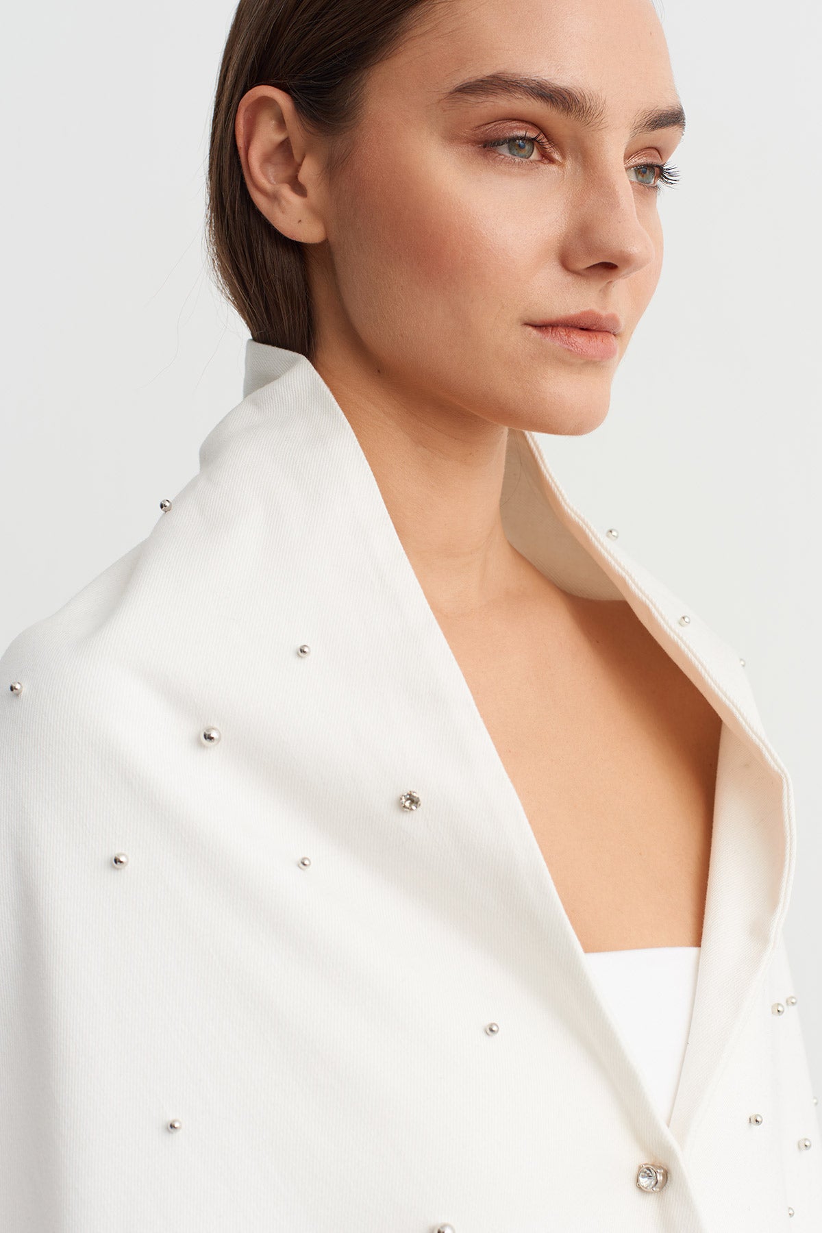 Kırık Beyaz Taş İşlemeli Püskül Detaylı Pelerin Şal-Y266016011