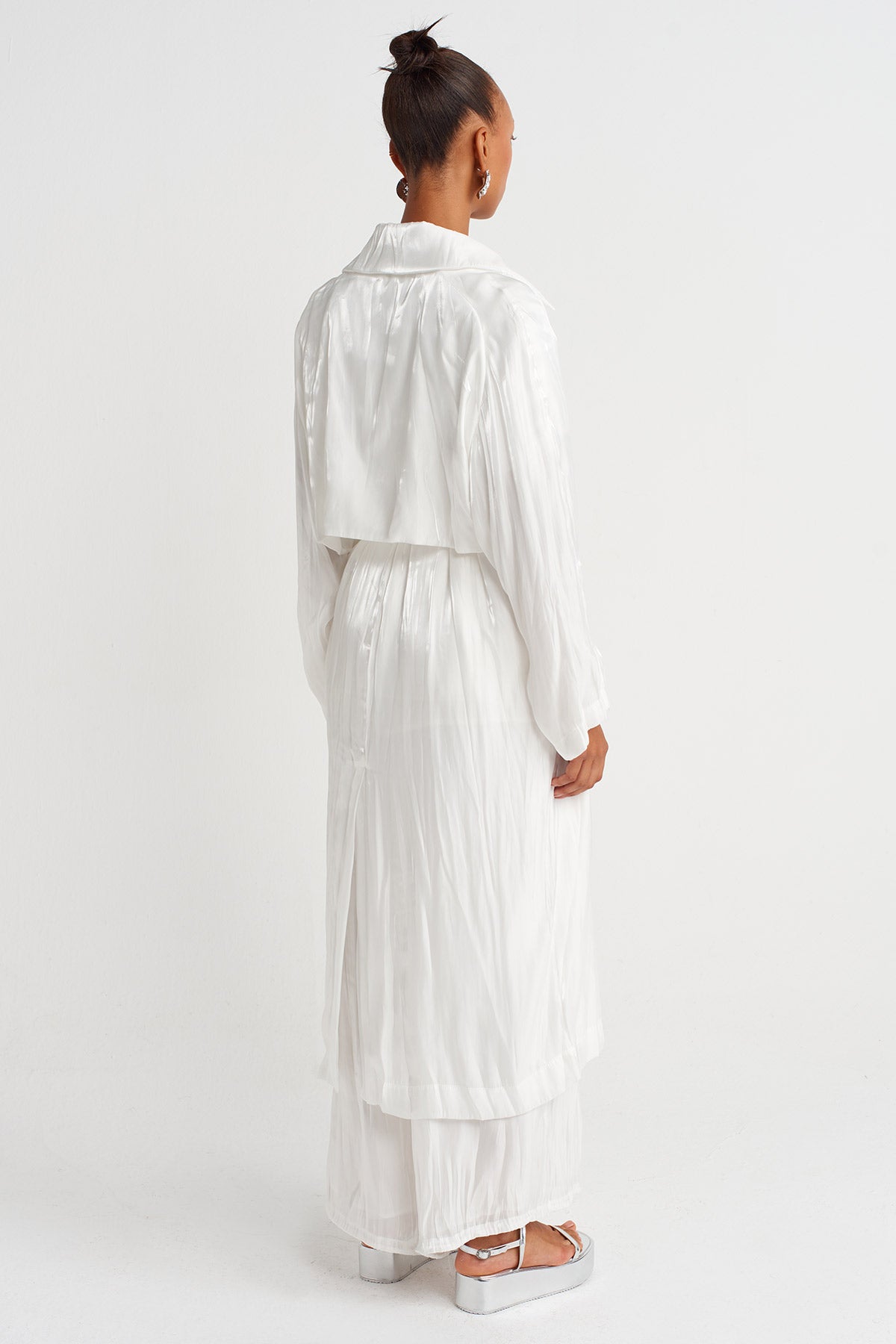 معطف ترنش لامع بلون أبيض كريمي بتفاصيل زهرية - Y267017005