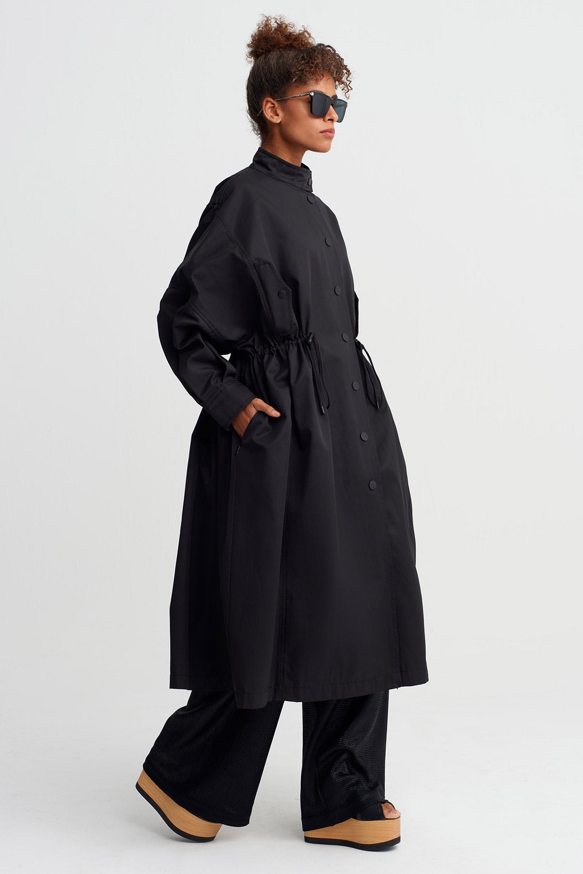 معطف ترنش أسود واسع بتفاصيل مكشكشة - Y267017012