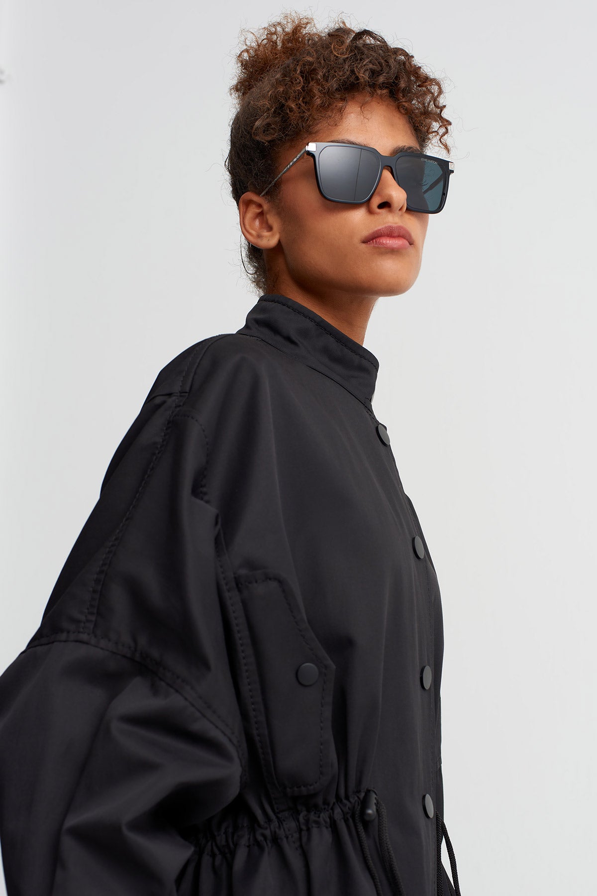 معطف ترنش أسود واسع بتفاصيل مكشكشة - Y267017012