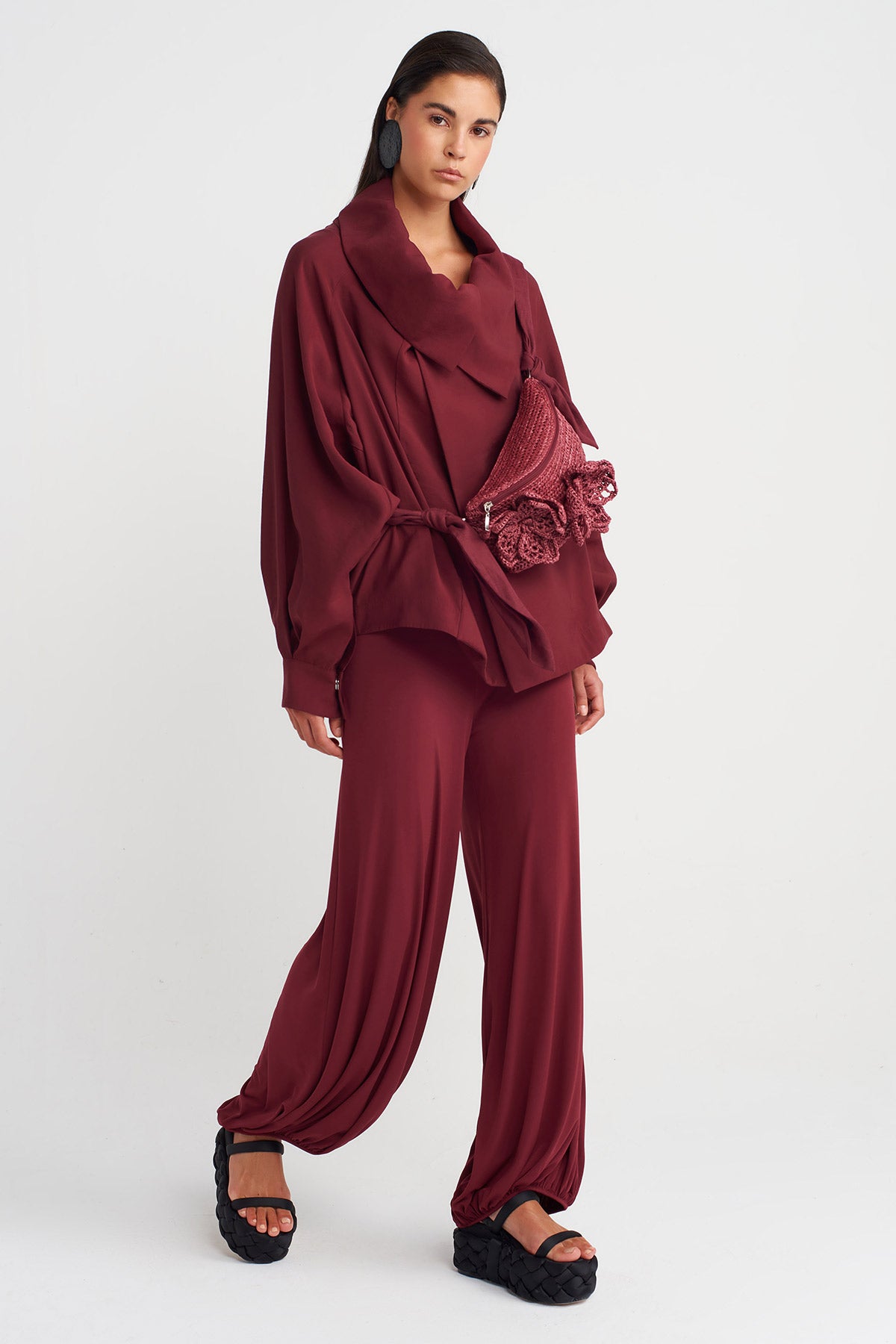 حقيبة مزينة بتطريز زهور محبوكة يدويًا بلون البرقوق - Y268018001