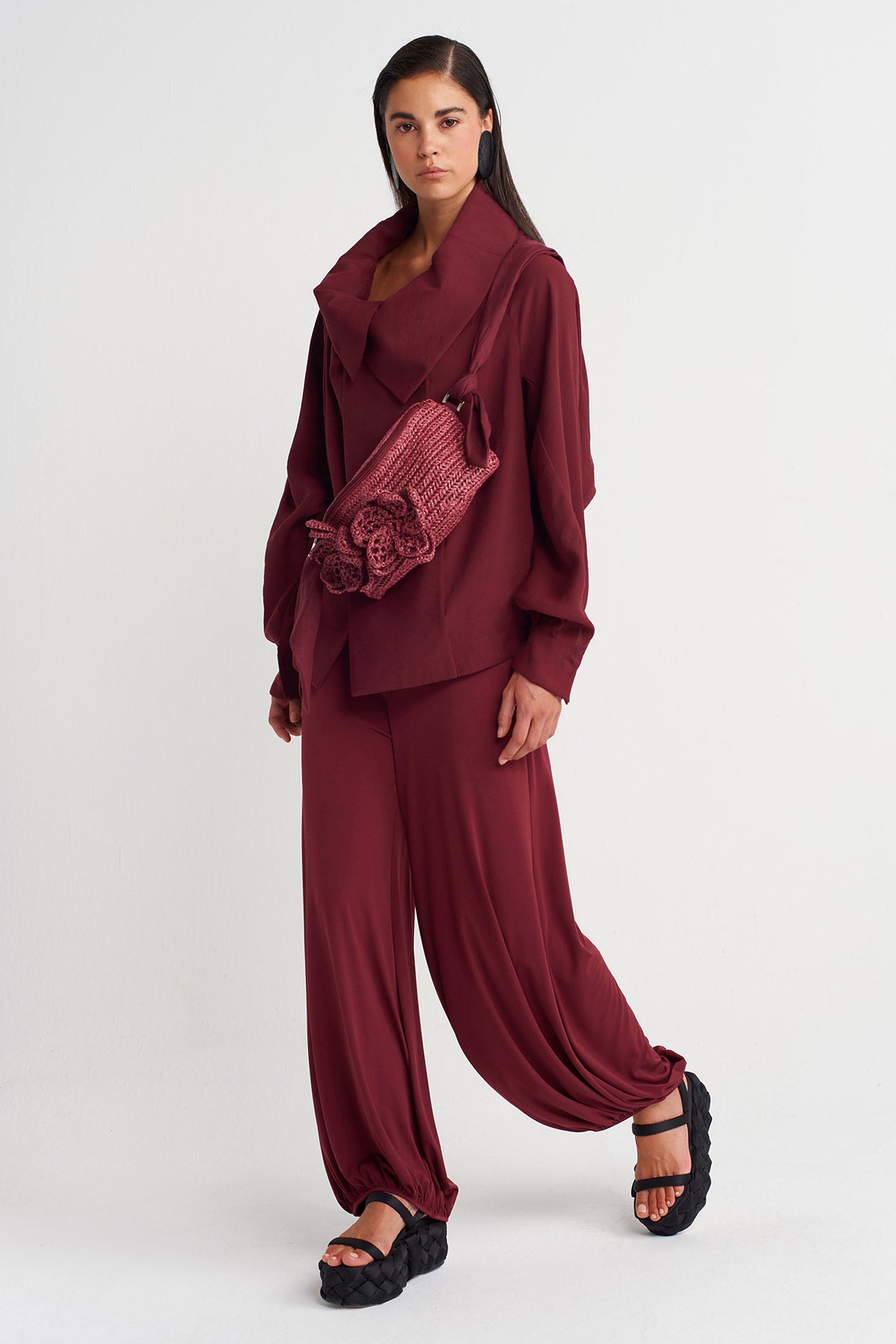 حقيبة مزينة بتطريز زهور محبوكة يدويًا بلون البرقوق - Y268018001