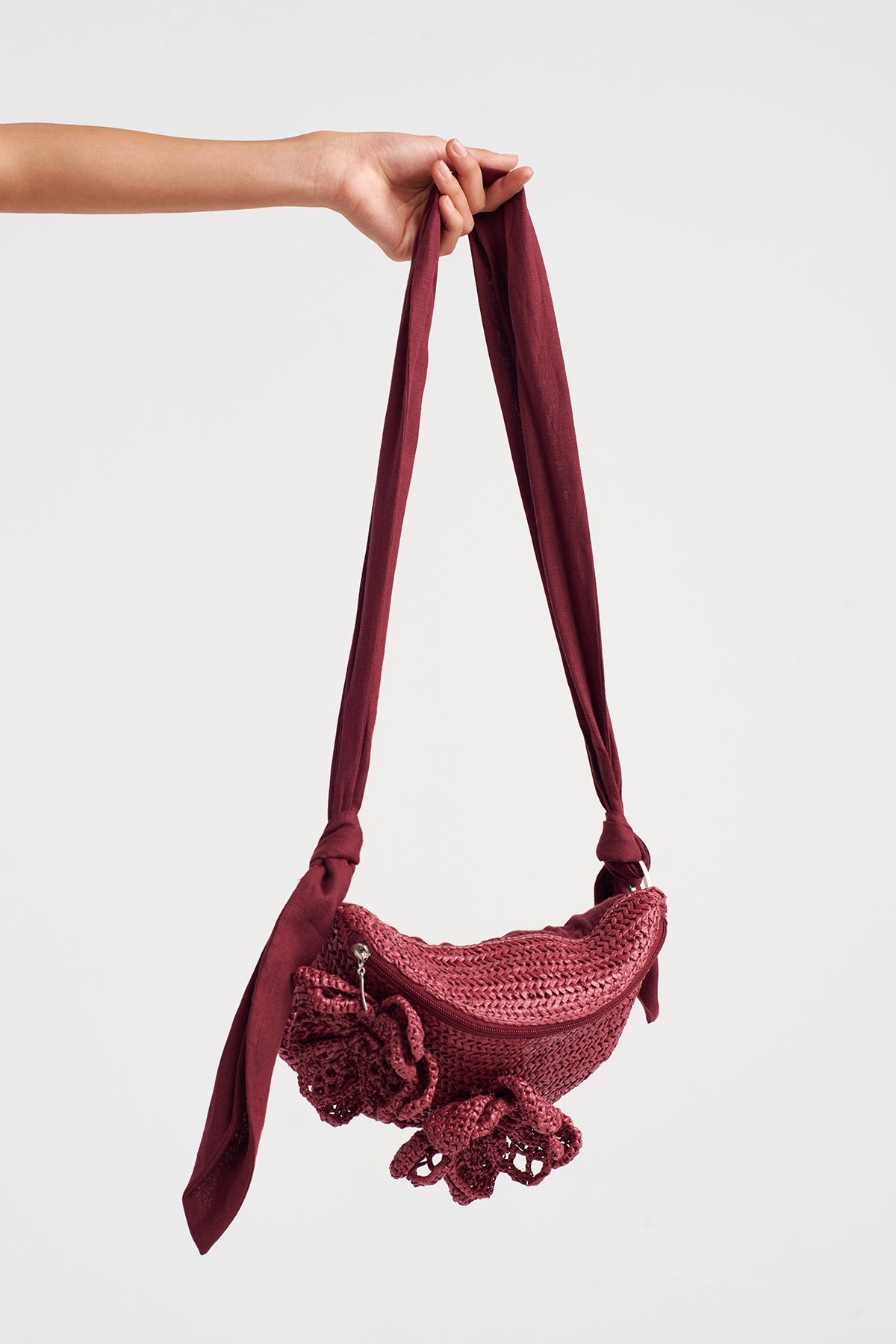 حقيبة مزينة بتطريز زهور محبوكة يدويًا بلون البرقوق - Y268018001