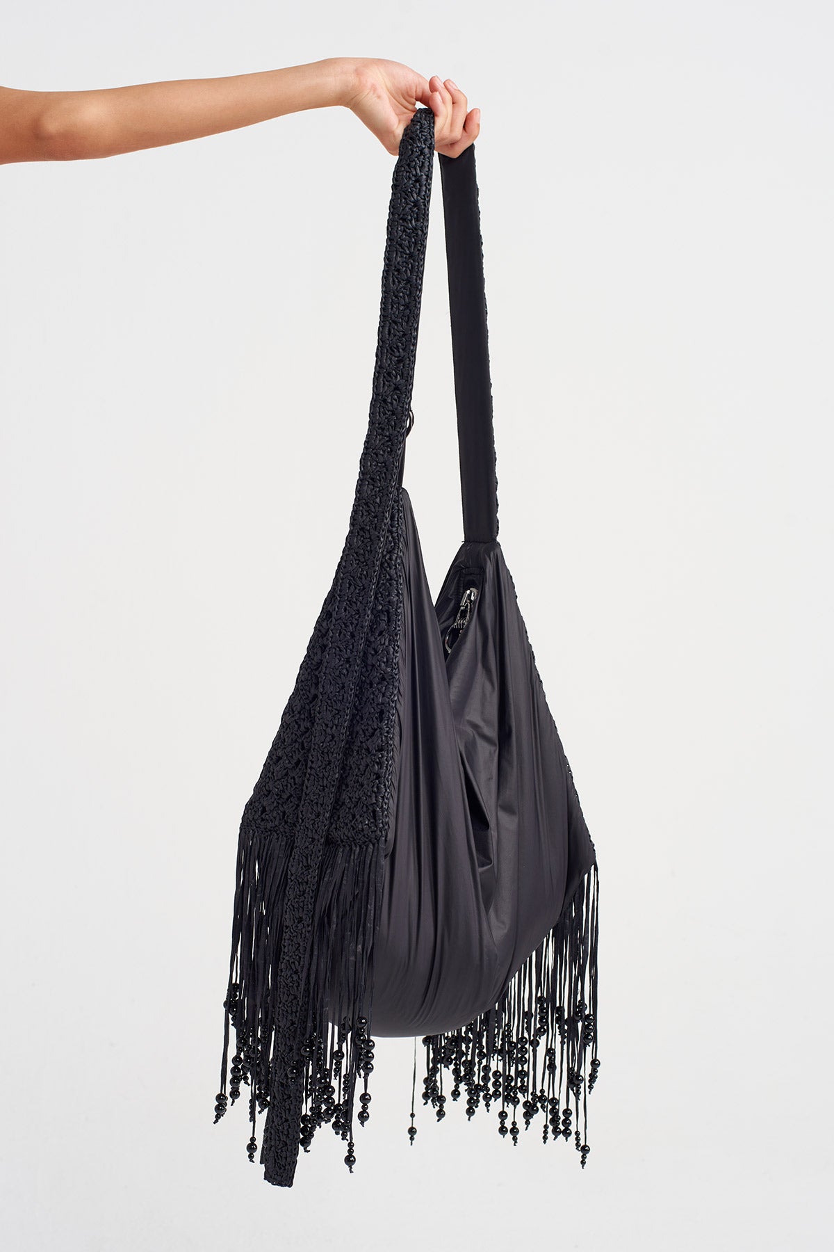 حقيبة كتف كبيرة الحجم مزينة بشرابة سوداء من المكرمية - Y268018004