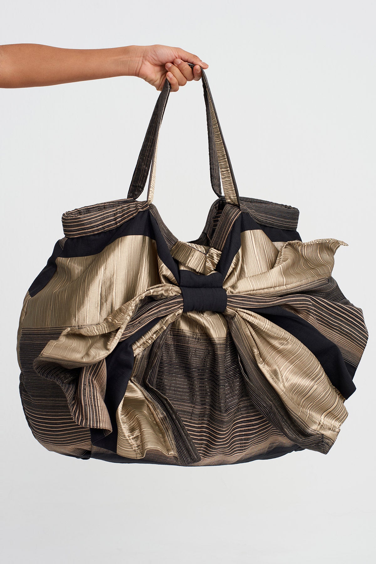 حقيبة كتف سوداء مزينة بفيونكة - Y268018014