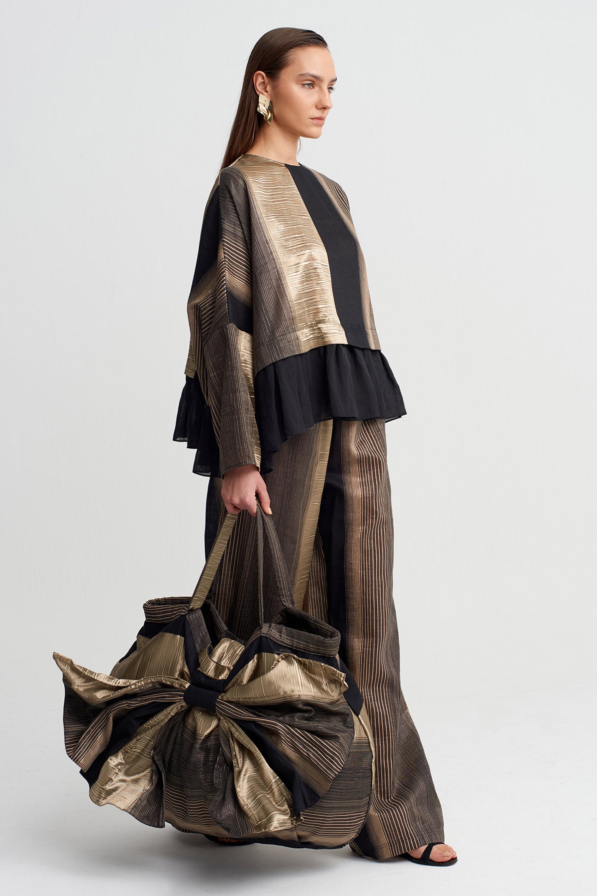 حقيبة كتف سوداء مزينة بفيونكة - Y268018014